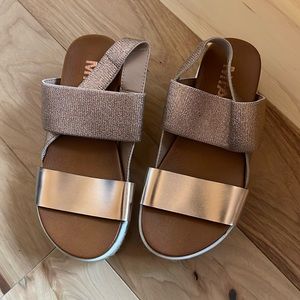 NWOT Mia sandals in rose gold size 11